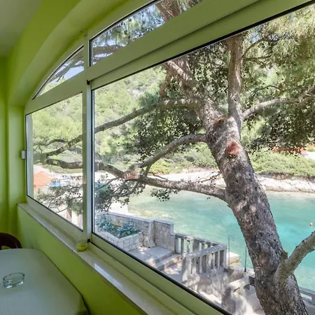 Karbuni Daire Blato (Korcula)